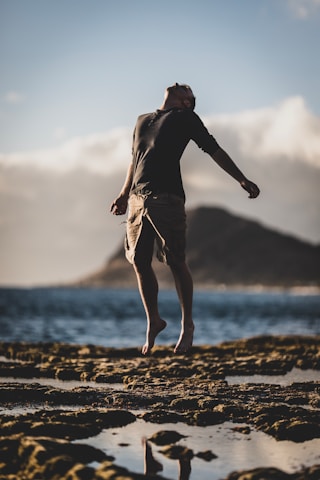 Voyageur profitant d’un moment libre en pleine nature lors d’un séjour authentique