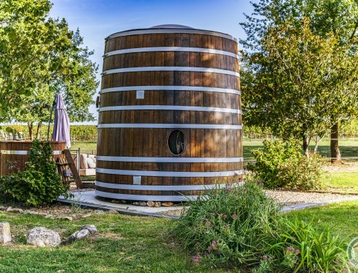 Dormir dans une ancienne cuve au cœur des vignes : Une immersion au cœur du terroir.