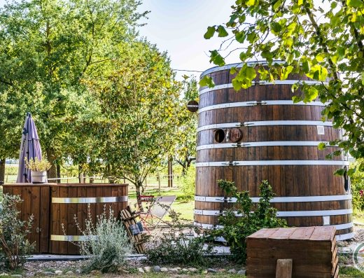 Dormir dans une ancienne cuve au cœur des vignes : Une immersion au cœur du terroir.